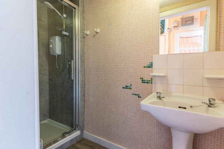 Fantastic, 2 bedroom, 2nd floor flat near the Meadows – available November