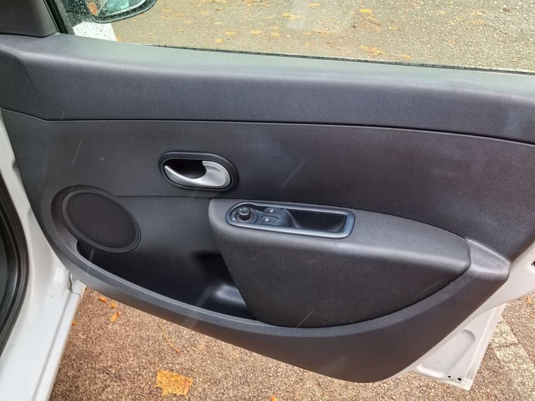 2009 Renault Clio 1.1 Clio Expression 16v 5dr Hatchback Petrol Manual