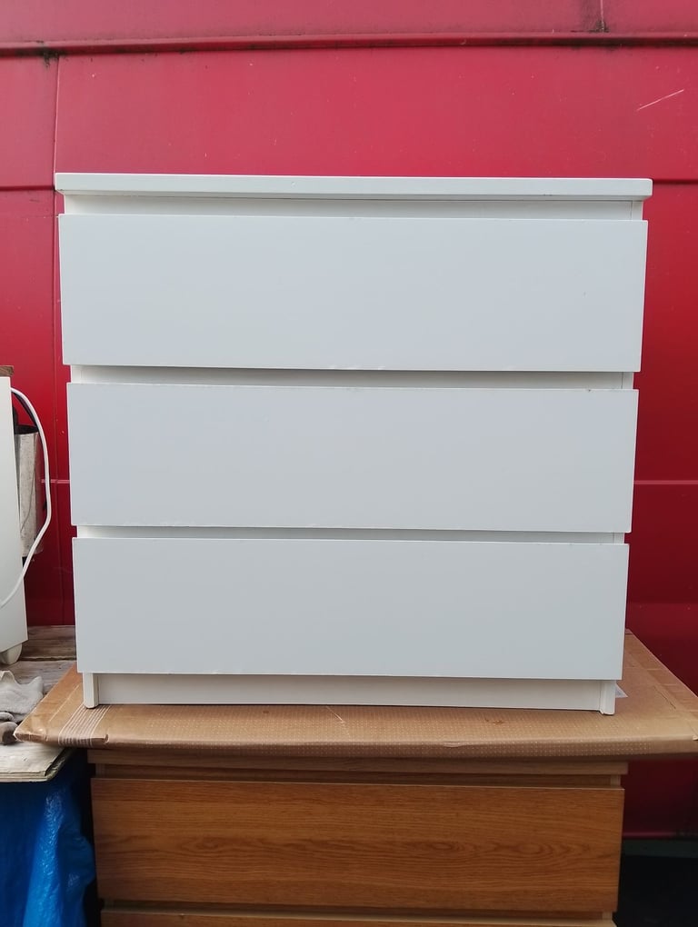 Chest of 3 large deep white drawers in very good condition allround 