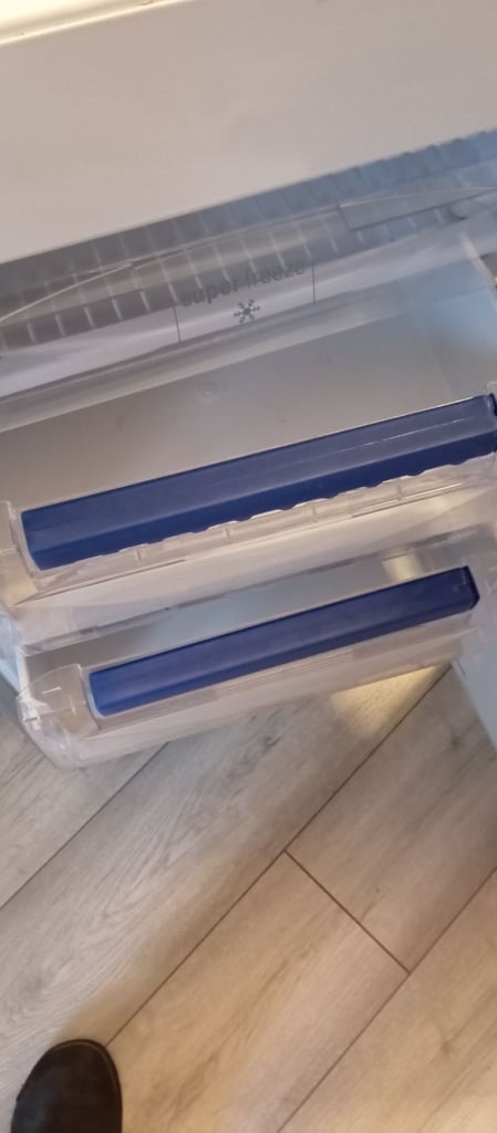 Hotpoint freestanding 55cm silver frost free fridge freezer in good condition 