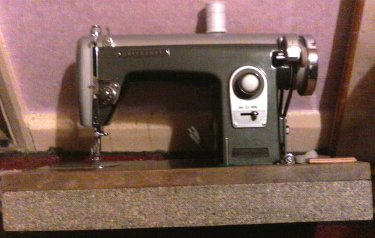 VINTAGE UNIVERSAL ELECTRIC SEWING MACHINE, NO FOOT PEDAL POWER LEAD