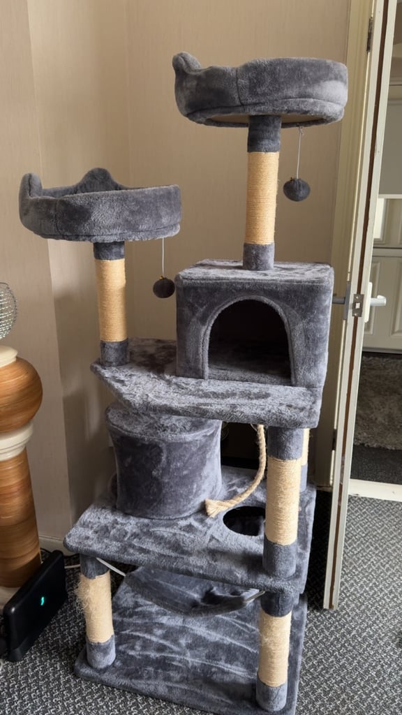 Large Cat scratchpost tree 