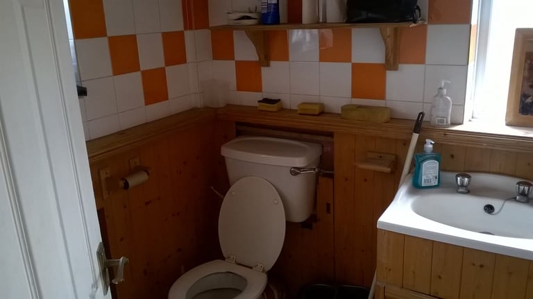 Double room to let rent  in central Swindon town home