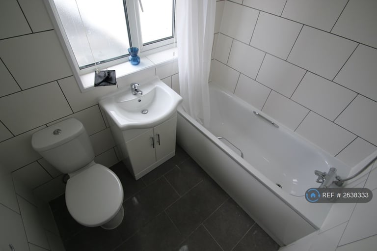 2 bedroom flat in Village Way East, Harrow, HA2 (2 bed) (#2638333)