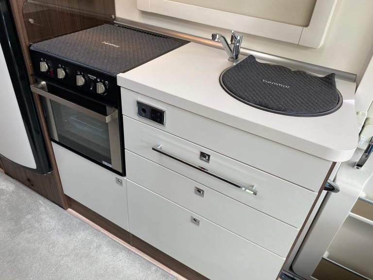 BENIMAR MILEO 282 - REAR LOUNGE - DROP DOWN BEDS - LEVELLERS - WIFI - HAB AIRCON