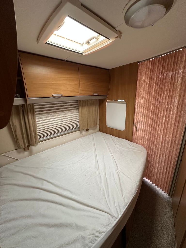 Swift Coastline Classic 550, 2010 4 Berth End Washroom.