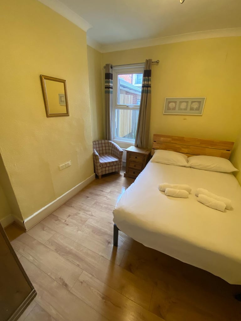 Ground Floor 2 Bedroom Apartment - 5 mins walk to tube Station