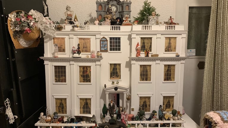 Lovely unique collectible wooden dolls house (1/12th scale), with lighting and contents 