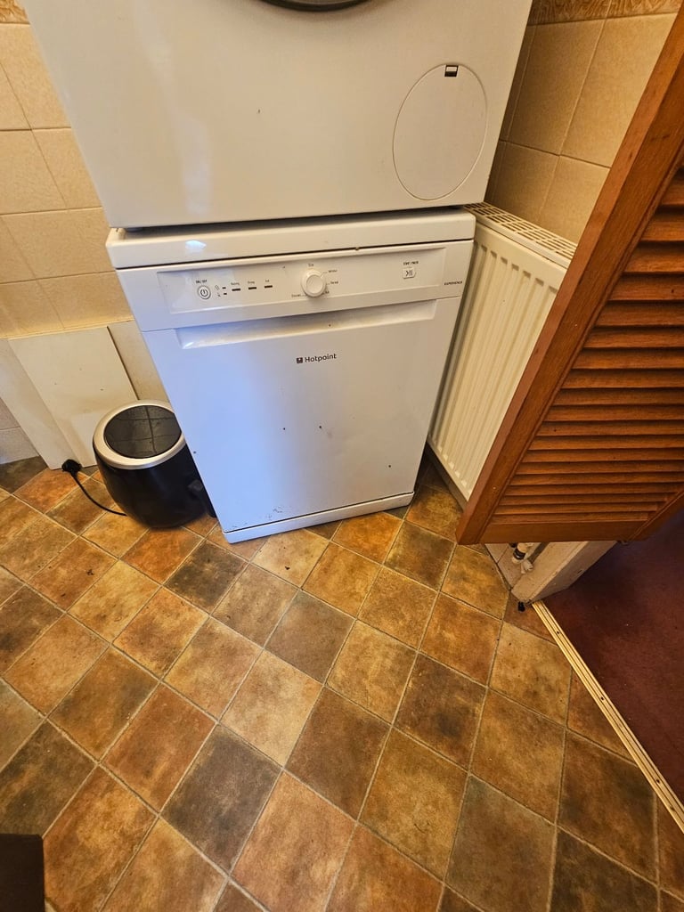 image for Freestanding dishwasher Hotpoint