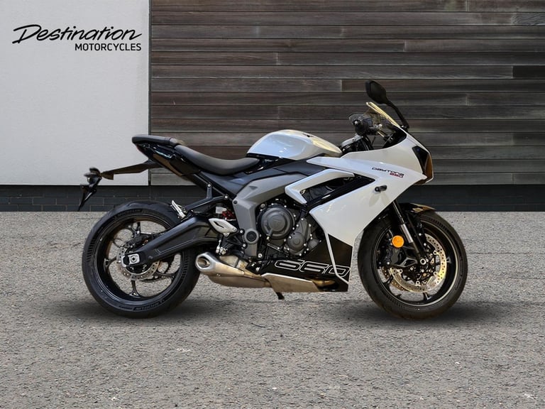 2025 Triumph Daytona 660 STANDARD TWIN COLOUR Petrol black 6 Speed