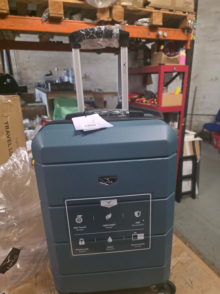 image for A new still boxed 15 inch hardshell suit case it has a ajustable handle 