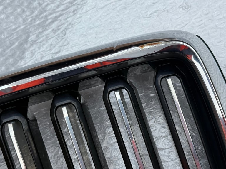 Volvo XC40 Front Inscription Grille 2017 Onwards Now P/N 31457347 & 31457344. 