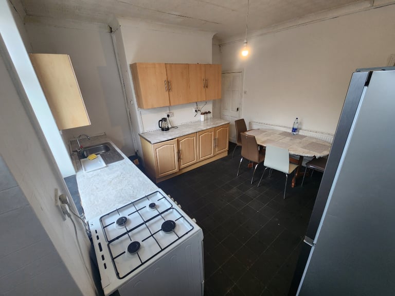 Big Single Room to let, with excellent transport links to Bradford and Leeds Only £80 weekly pay.