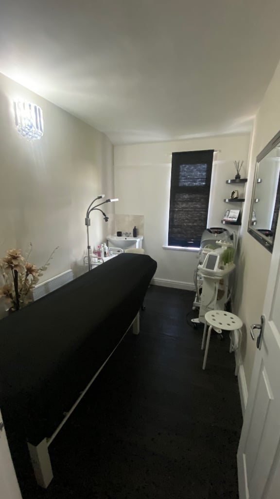 Beauty room for rent