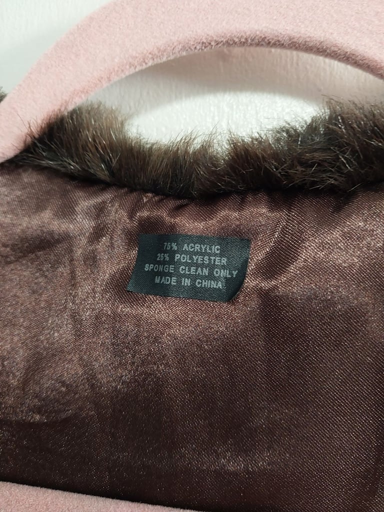 ACRYLIC/POLYESTER DETATCHED FUR COLLAR WITH 4 PAIRS OF LADIES GLOVES - NO IDEA OF AGE