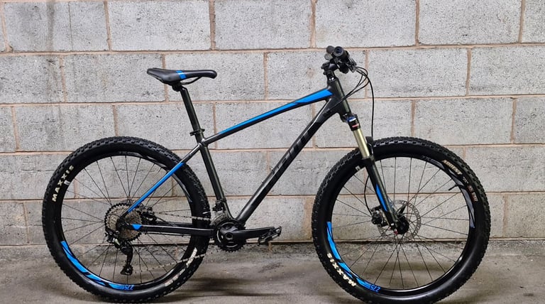 image for MOUNTAIN BIKE GIANT TALON 27.5ER HARDTAIL WITH HYDRAULIC BRAKES/LOCKOUT FORKS VGC SIZE MEDIUM £250