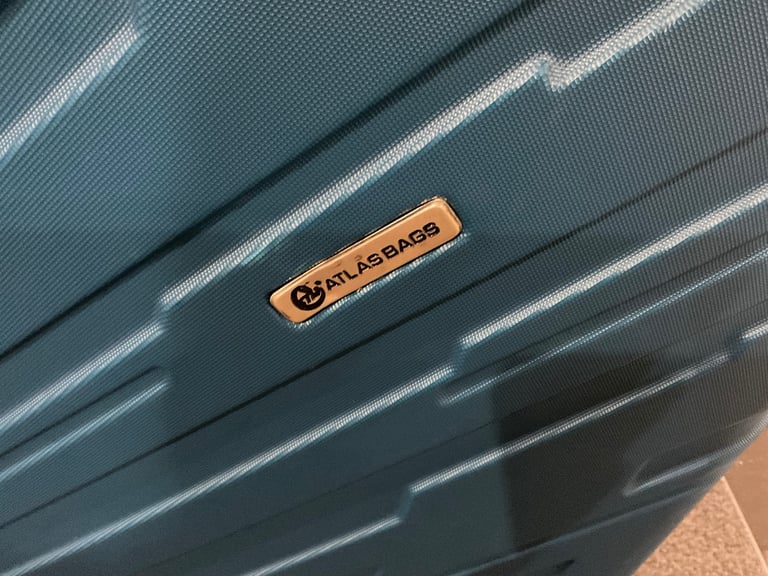 Used suitcase ATLASBAGS size 75x48x£29cm blue 4 wheels v.good condition £28