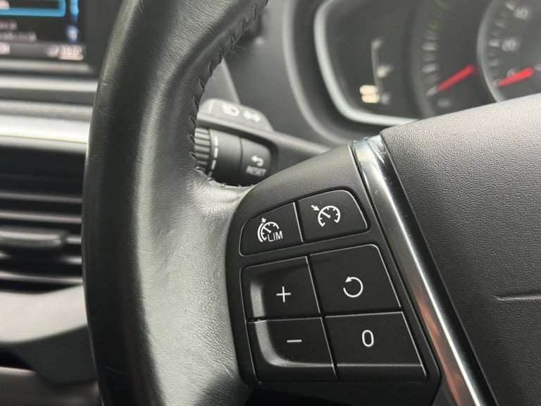 2013 Volvo V40 T3 SE 5dr HATCHBACK Petrol Manual