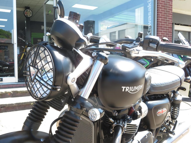 TRIUMPH BONNEVILLE STREET TWIN 900 BRAT TRACKER EDITION 