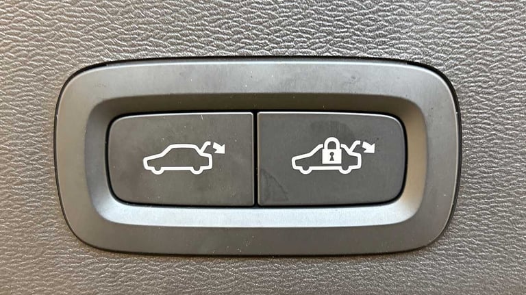 2024 Volvo XC40 2.0 B4P Ultra Dark 5dr Auto SUV Petrol Automatic