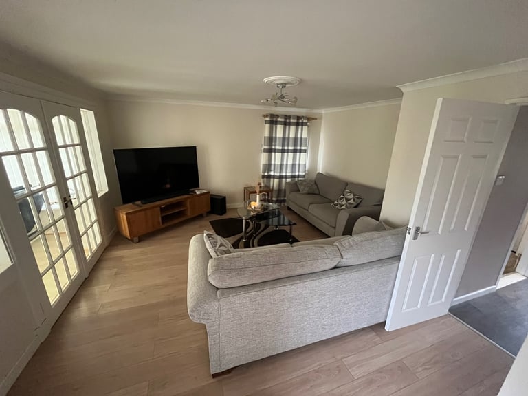 Specious room with double bed size.