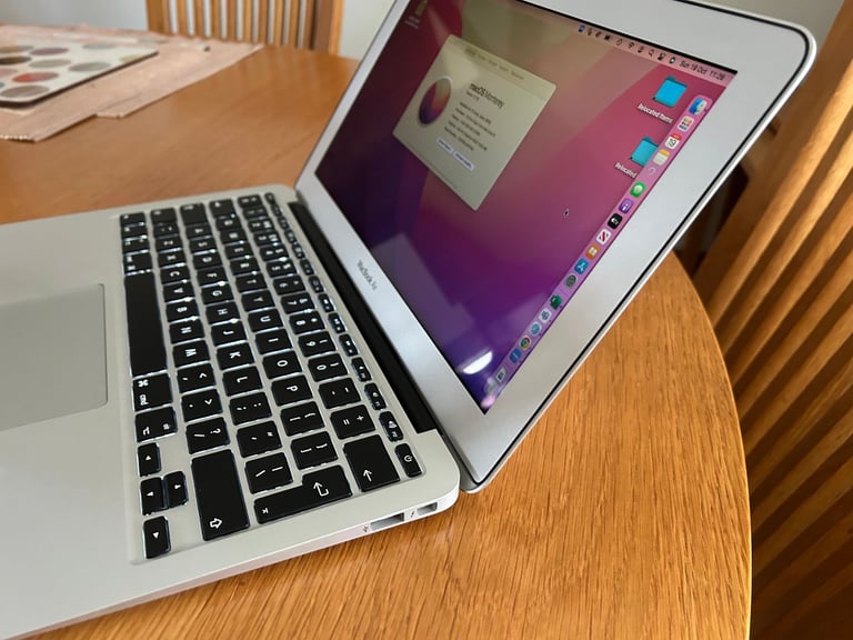 Apple MacBook Air 11.6 ” 1.6GHz 4GB/128GB Intel Core i5 - Immaculate