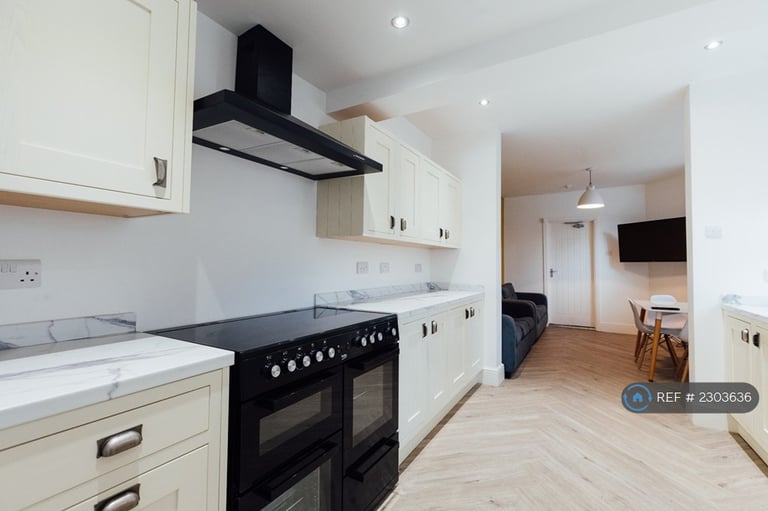 6 bedroom house in Newland Avenue, Hull, HU5 (6 bed) (#2303636)