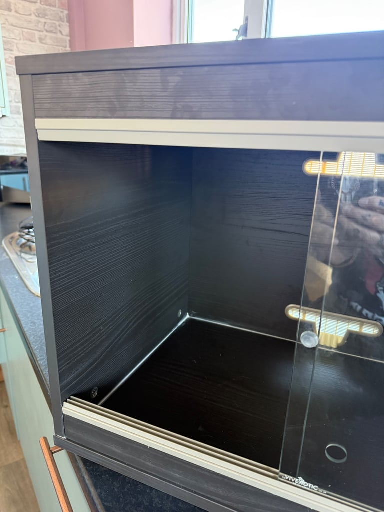 Brand new vivarium with brand new glass heat mat protector 