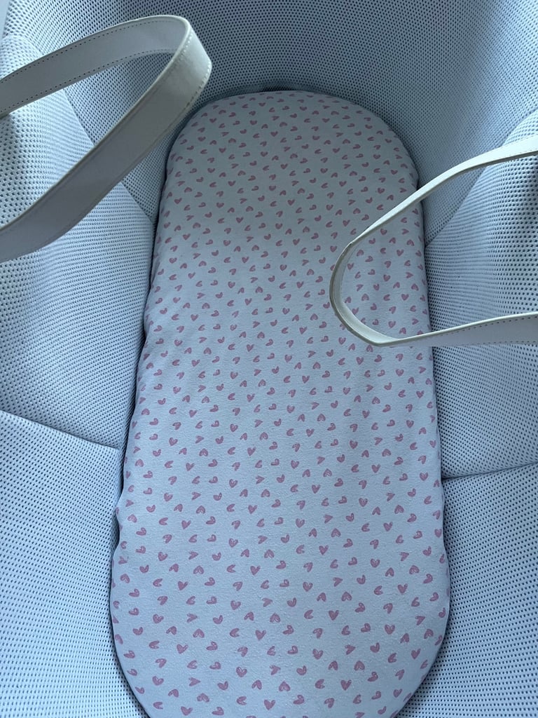 Shnuggle Dreami White Grey Moses basket & Curve Rocking Stand, Mattress & 2 Sheets