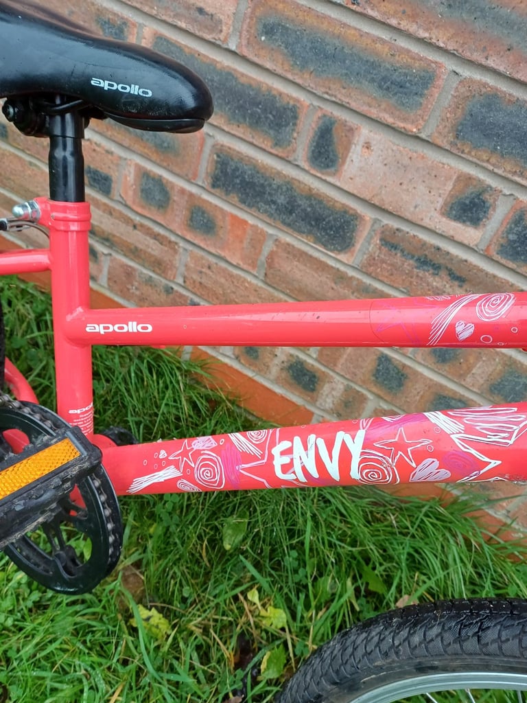 APOLLO ENVY GIRLS BIKE 6 TO 10 YRS VGC £40 NO OFFERS DARWEN BB3 0DU 