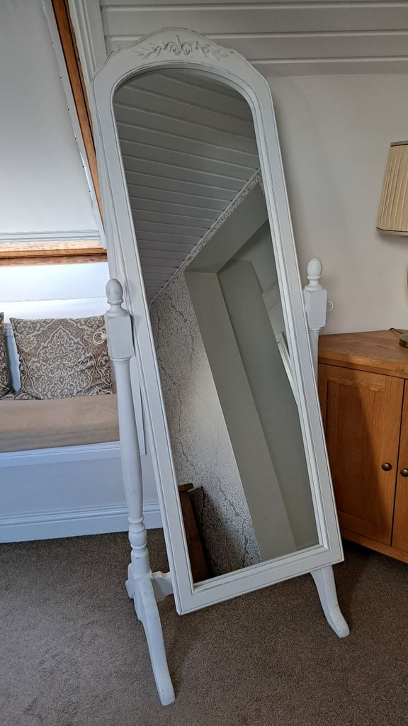 Free standing mirror vintage white, in excellent condition 