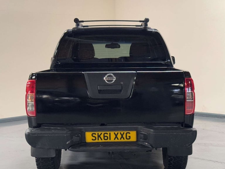 2011 Nissan Navara Double Cab Pick Up Tekna 2.5dCi 190 4WD PICK UP DIESEL Manual