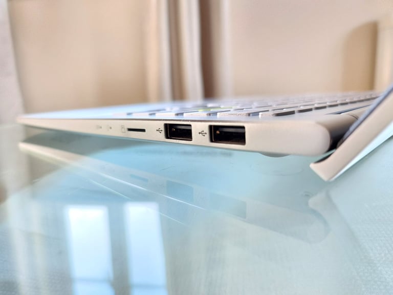 ❤️ ASUS VivoBook S14 i5-10210 8GB RAM 256GB SDD LED NumberPad Harman Kardon Pearlescent White Laptop