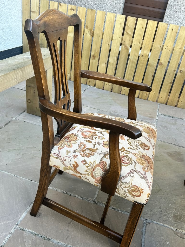 Mahogany Dining table with 6 matching chairs