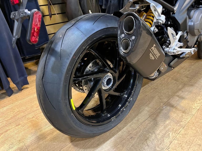 2025 Triumph Speed Triple 1200 RX Petrol yellow 6 Speed