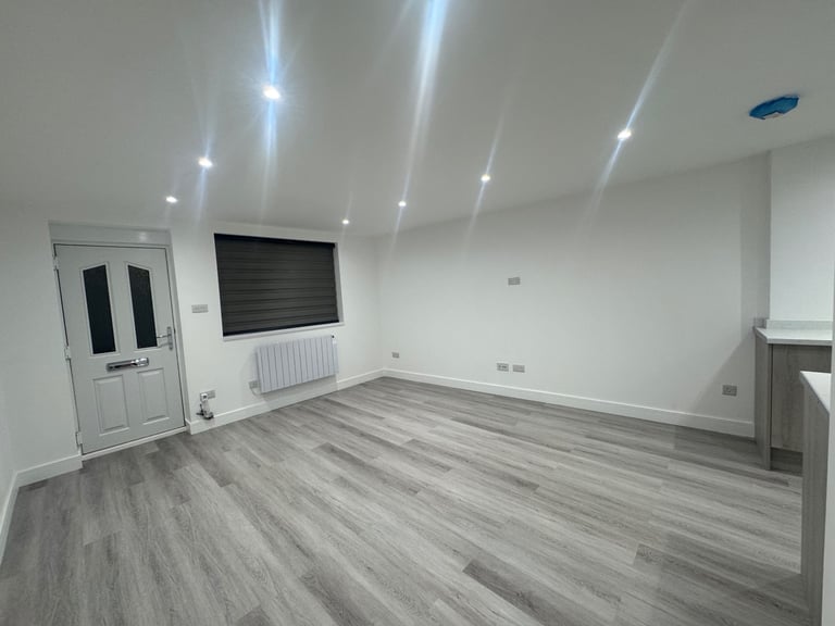 Large Fully Refurbished Studio Flat in LU3 