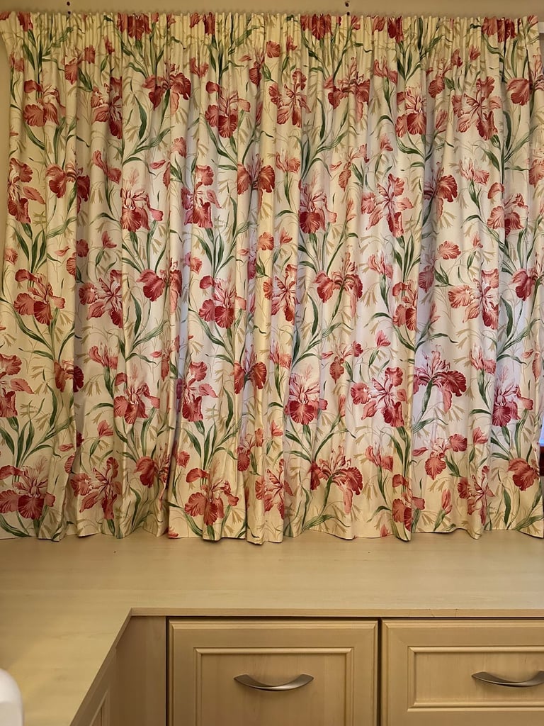 Bedroom curtains with pelmet