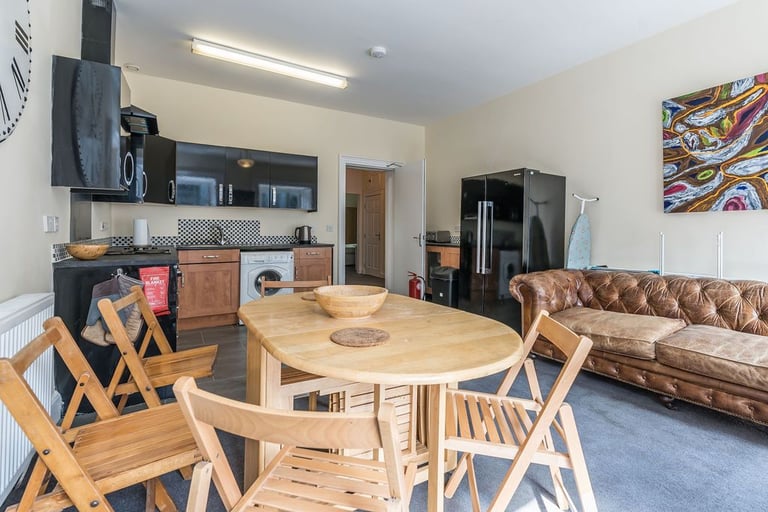 Spacious, 5 bedroom, HMO pending flat just off Lothian Road – available immediately