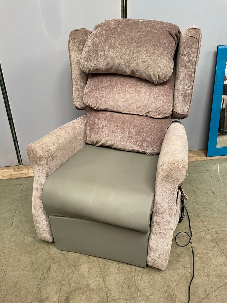 Configura riser recliner chair 