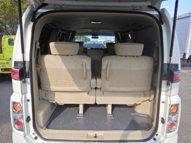 2004 Nissan Elgrand 3.5 X AUTOMATIC 4X4 * 8 SEATER RECLINING BUSINESS SEATS * ONLY 38000 MILES   ...