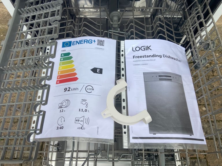 LOGIK Full-Size Dishwasher 12 place settings. Like a new. I'm happy to deliver in Bristol for free.