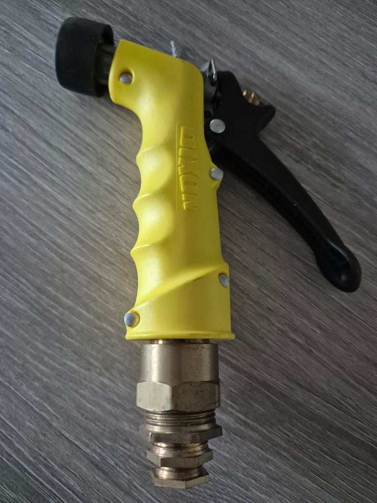 Metal pressure spray gun