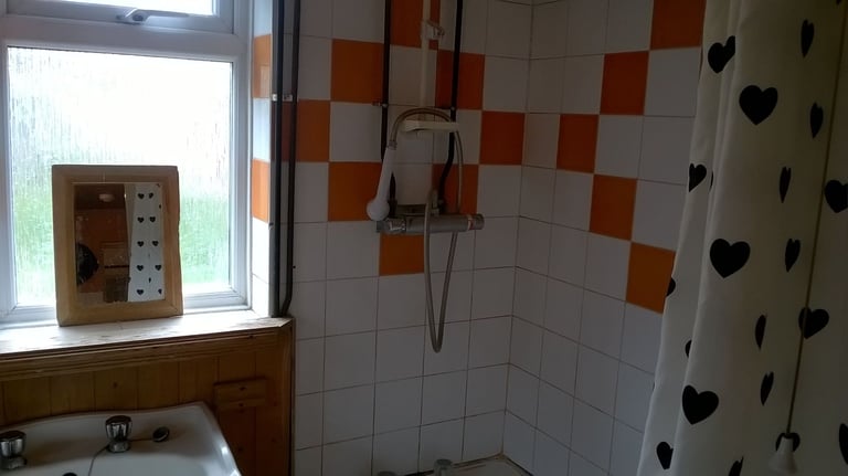 Double room to let rent  in central Swindon town home