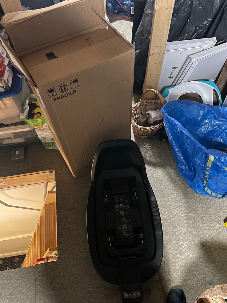 Maxi cosi car seat and base with iso fix 