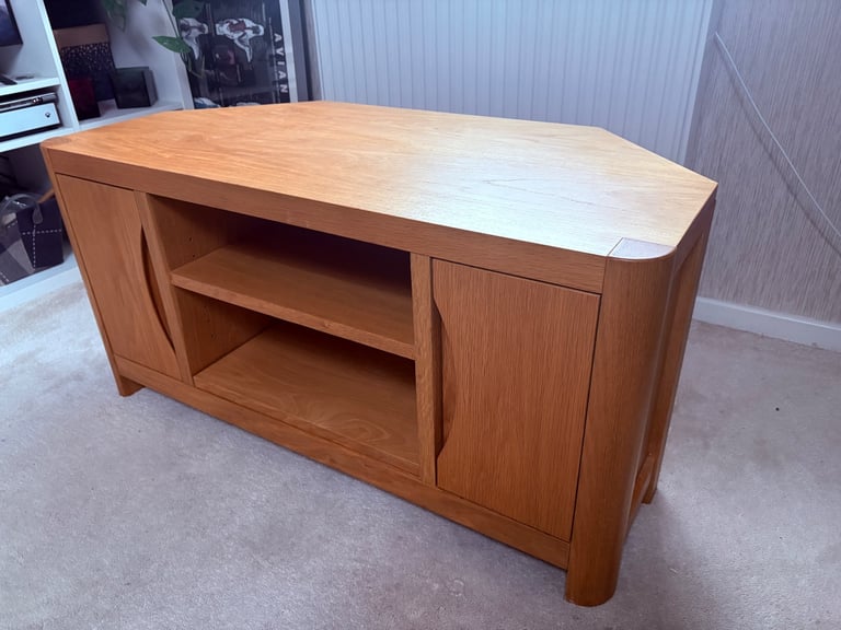 WINSOR Corner TV Stand – Solid Oak