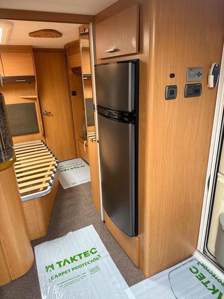 2011 Buccaneer Schooner Fixed bed end large washroom