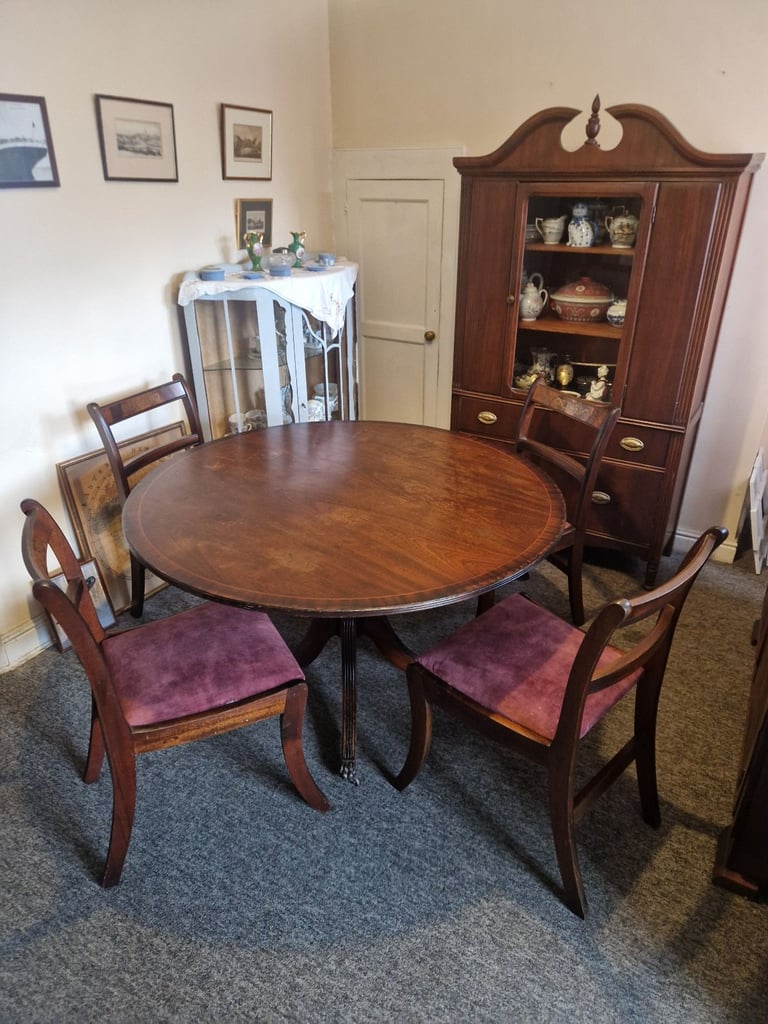 Beautiful antique mahogany round tilt table and chairs