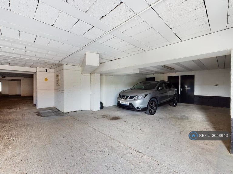 2 bedroom flat in Windsor Drive, High Wycombe, HP13 (2 bed) (#2658940)