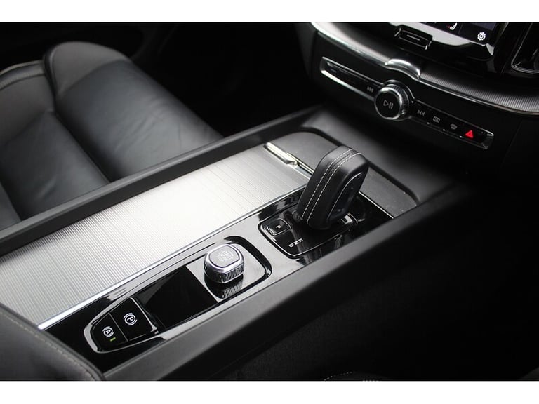 2022 Volvo XC60 B5 MHEV R-Design SUV HYBRID Automatic