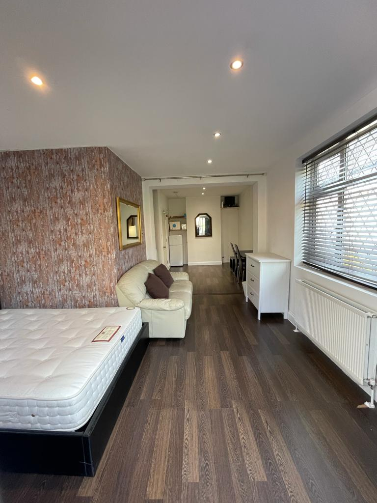 Open plan studio bedroom / Lounge/Office available 1st May 